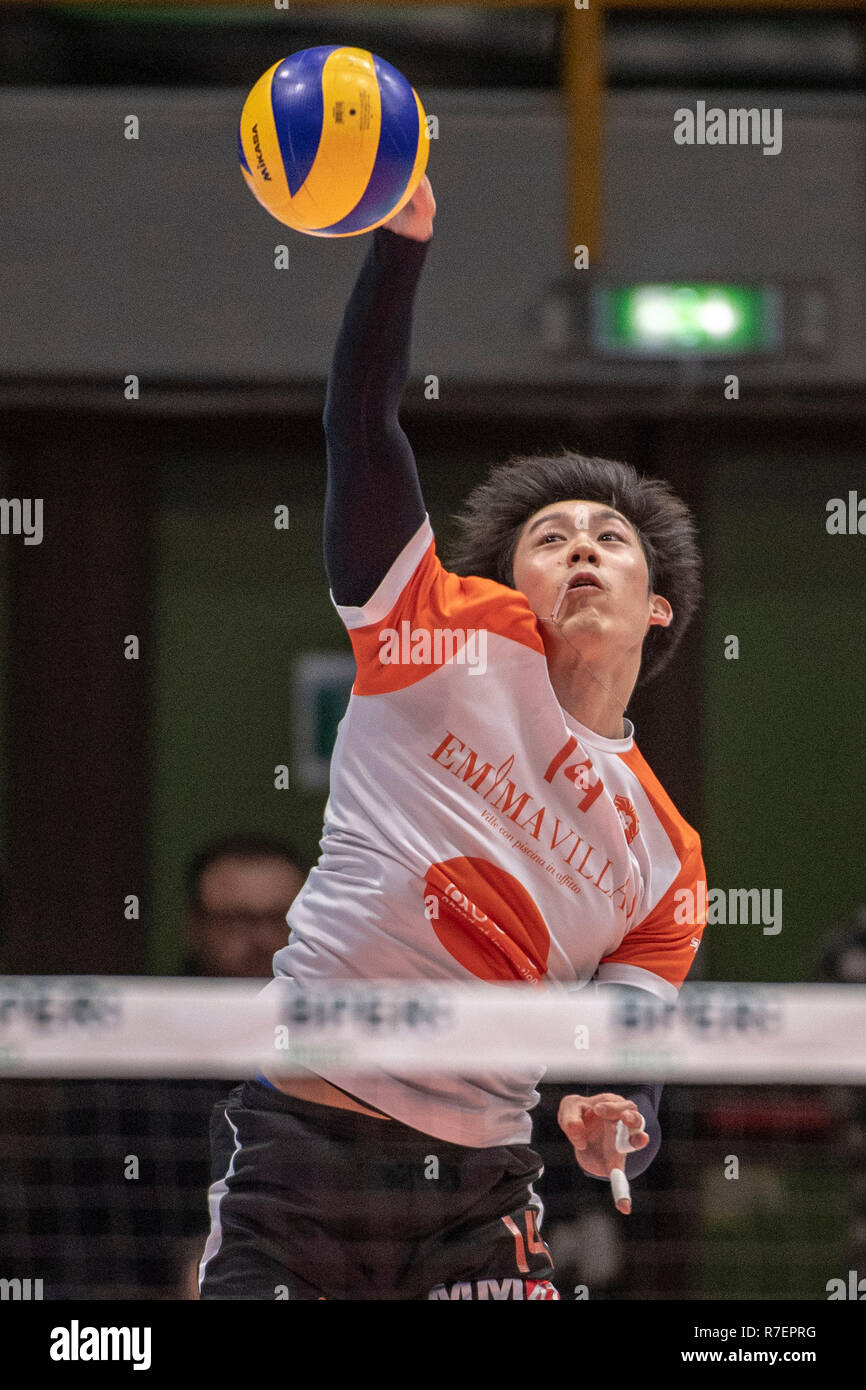 Modena, Italien. 8. Dez 2018. Yuki Ishikawa von Siena in der Italienischen Männer Volleyball Liga Serie A1 (SuperLega UnipolSai) Match zwischen Modena Volley und Emma Villen Siena am PalaPanini in Modena, Italien, 8. Dezember 2018. Credit: Enrico Calderoni/LBA SPORT/Alamy leben Nachrichten Stockfoto