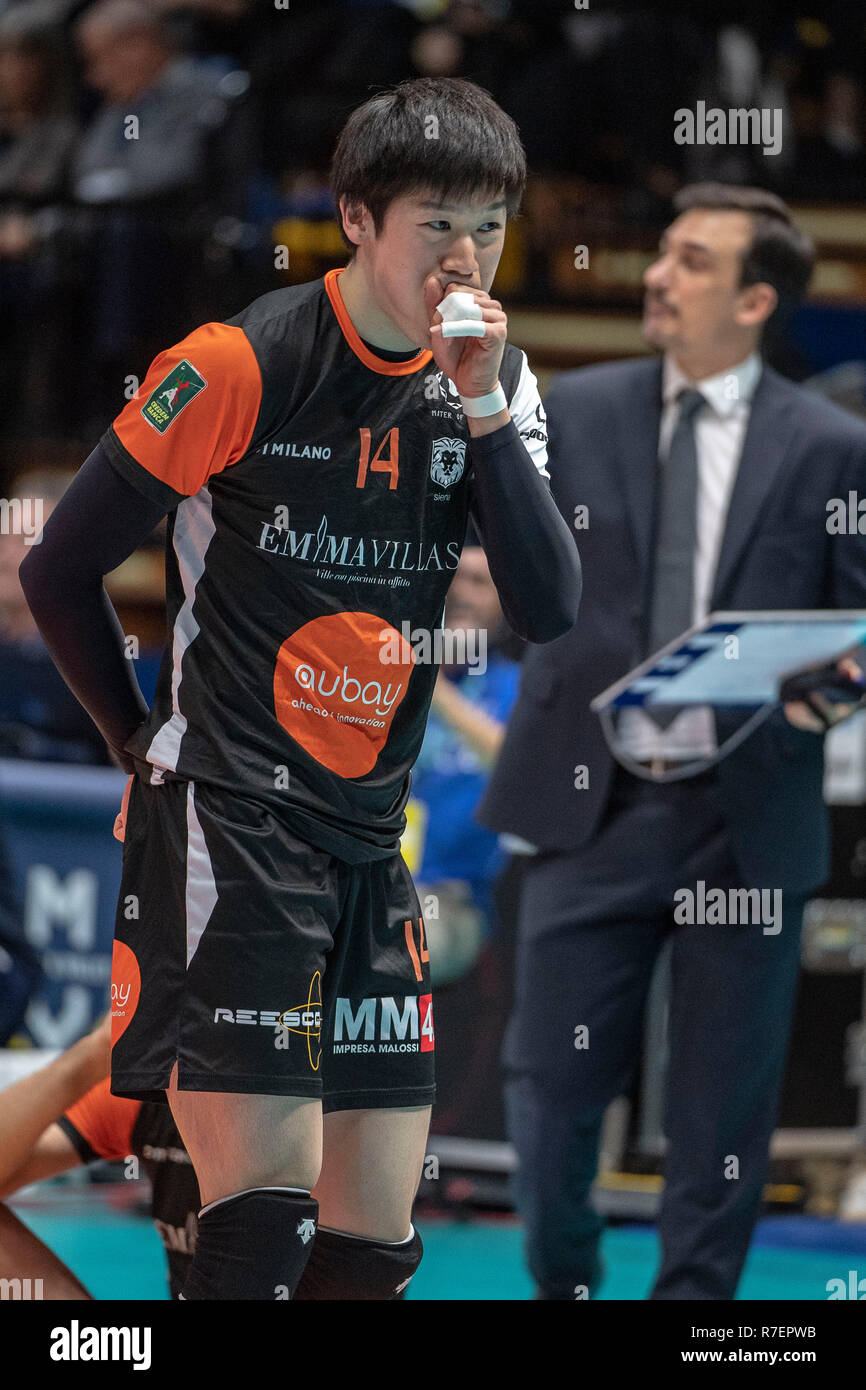 Modena, Italien. 8. Dez 2018. Yuki Ishikawa von Siena in der Italienischen Männer Volleyball Liga Serie A1 (SuperLega UnipolSai) Match zwischen Modena Volley und Emma Villen Siena am PalaPanini in Modena, Italien, 8. Dezember 2018. Credit: Enrico Calderoni/LBA SPORT/Alamy leben Nachrichten Stockfoto