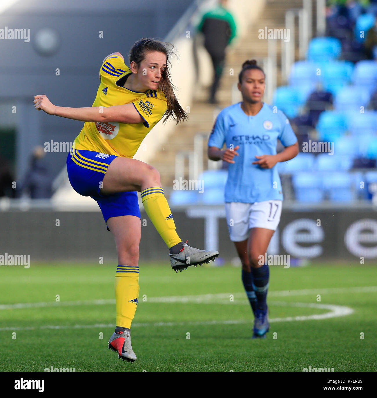 Akademie Stadion, Manchester, UK. 9. Dezember, 2018. Frauen Super League Fußball, Manchester City v Birmingham City; Chloe Arthur von Birmingham City löscht die Kugel lang upfield Credit: Aktion plus Sport/Alamy leben Nachrichten Stockfoto