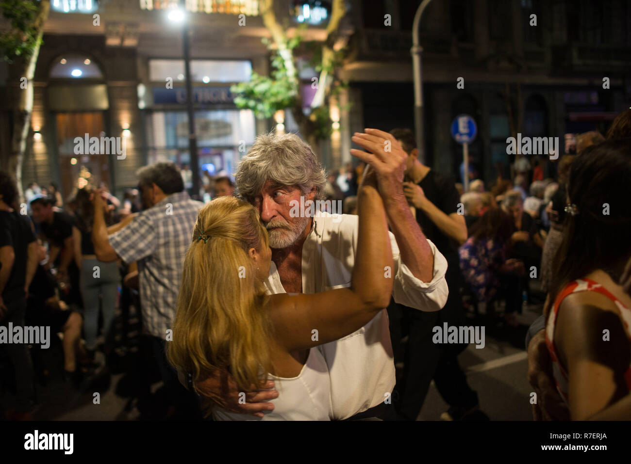 Buenos Aires, Argentinien. 08 Dez, 2018. Ein paar Tango tanzen während der? Große nationale Milonga 2018? Auf der Avenida de Mayo in Buenos Aires, Argentinien, am Samstag, 8. Dezember 2018. Tausende von tango Liebhaber in der Stadt Buenos Aires tango versammelten sich in den Straßen zu tanzen. Credit: Mario De Fina/FotoArena/Alamy leben Nachrichten Stockfoto