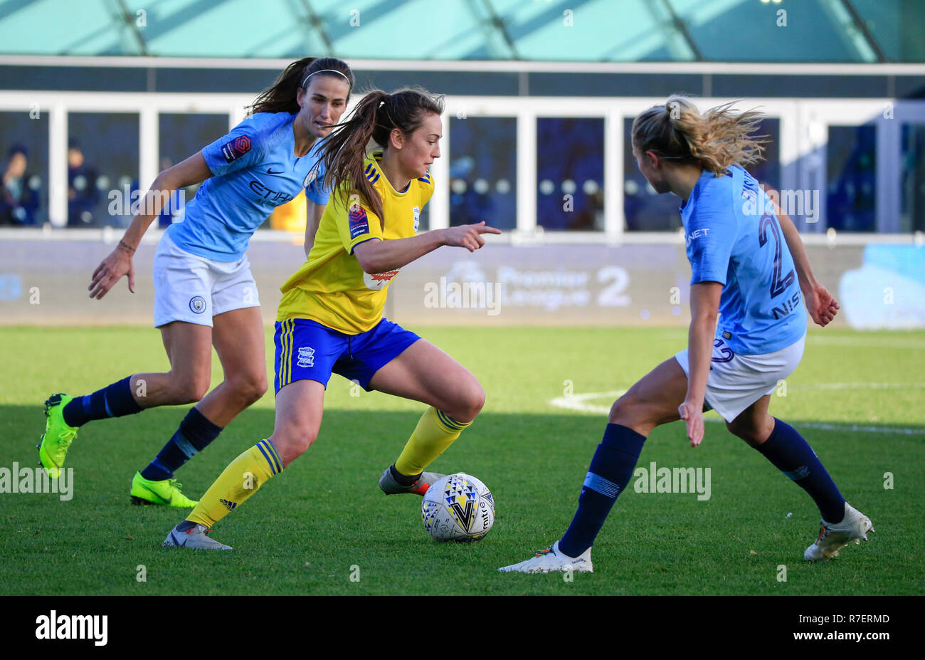 Akademie Stadion, Manchester, UK. 9. Dezember, 2018. Frauen Super League Fußball, Manchester City v Birmingham City; Chloe Arthur von Birmingham City nimmt auf Claire Emslie von Manchester City Credit: Aktion plus Sport/Alamy leben Nachrichten Stockfoto