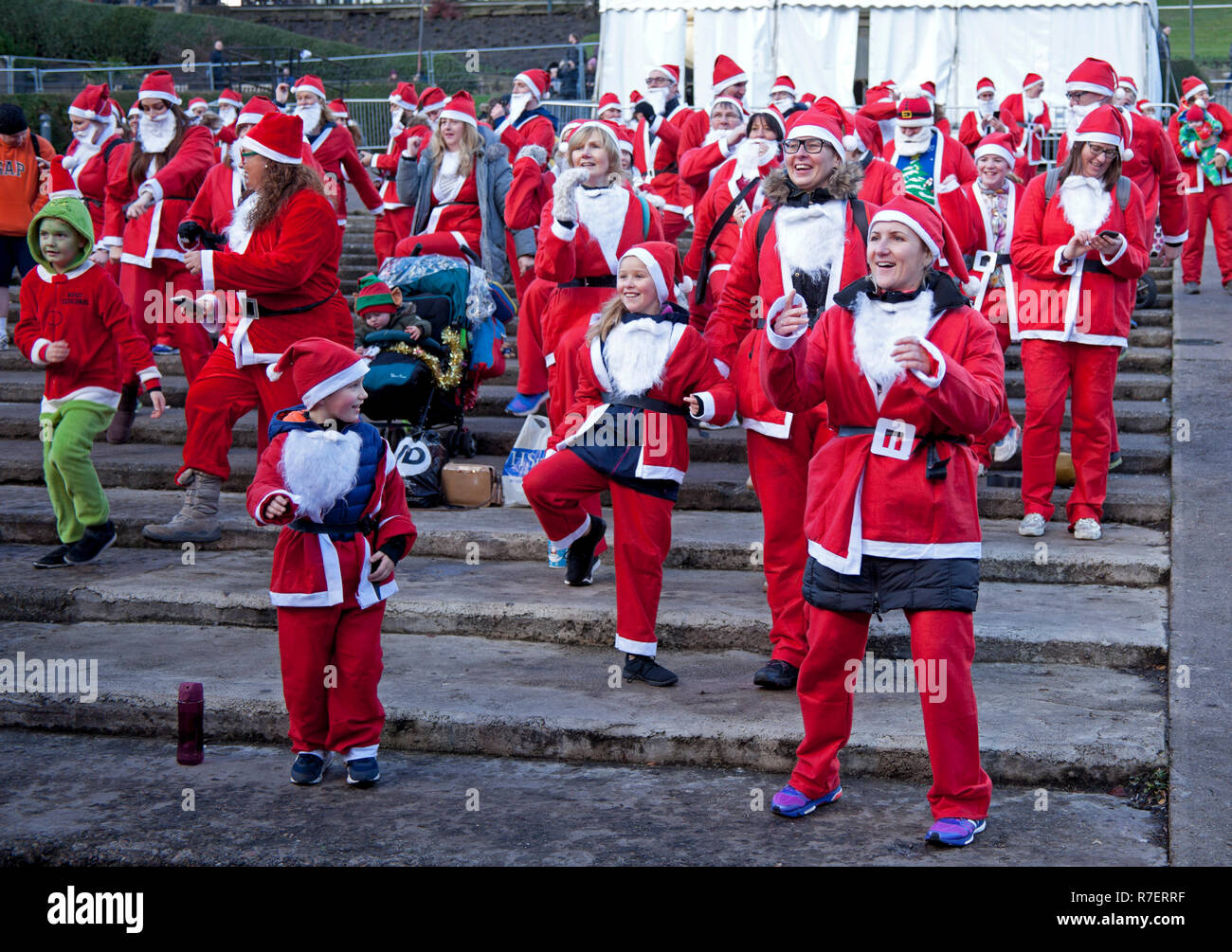 Edinburgh, Schottland, Großbritannien. 9. Dezember 2018. Santa ausführen. Edinburgh's Fundraising Santa's und Elfen lief, ging und schlenderte um West Princes Street Gardens, das Geld die Wünsche der Kinder für Wenn ein Stern zu gewähren. Trocken mit Temperatur von 7 Grad im Zentrum der Stadt. Stockfoto Edinburgh, Schottland, Großbritannien. 9. Dezember 2018. Santa ausführen. Edinburgh's Fundraising Santa's und Elfen lief, ging und schlenderte um West Princes Street Gardens, das Geld die Wünsche der Kinder für Wenn ein Stern zu gewähren. Trocken mit Temperatur von 7 Grad im Zentrum der Stadt. Stockfoto