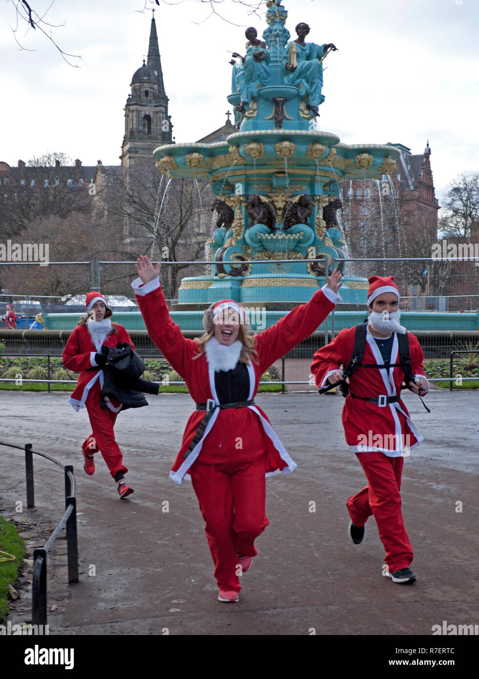 Edinburgh, Schottland, Großbritannien. 9. Dezember 2018. Santa ausführen. Edinburgh's Fundraising Santa's und Elfen lief, ging und schlenderte um West Princes Street Gardens, das Geld die Wünsche der Kinder für Wenn ein Stern zu gewähren. Trocken mit Temperatur von 7 Grad im Zentrum der Stadt. Stockfoto Edinburgh, Schottland, Großbritannien. 9. Dezember 2018. Santa ausführen. Edinburgh's Fundraising Santa's und Elfen lief, ging und schlenderte um West Princes Street Gardens, das Geld die Wünsche der Kinder für Wenn ein Stern zu gewähren. Trocken mit Temperatur von 7 Grad im Zentrum der Stadt. Stockfoto