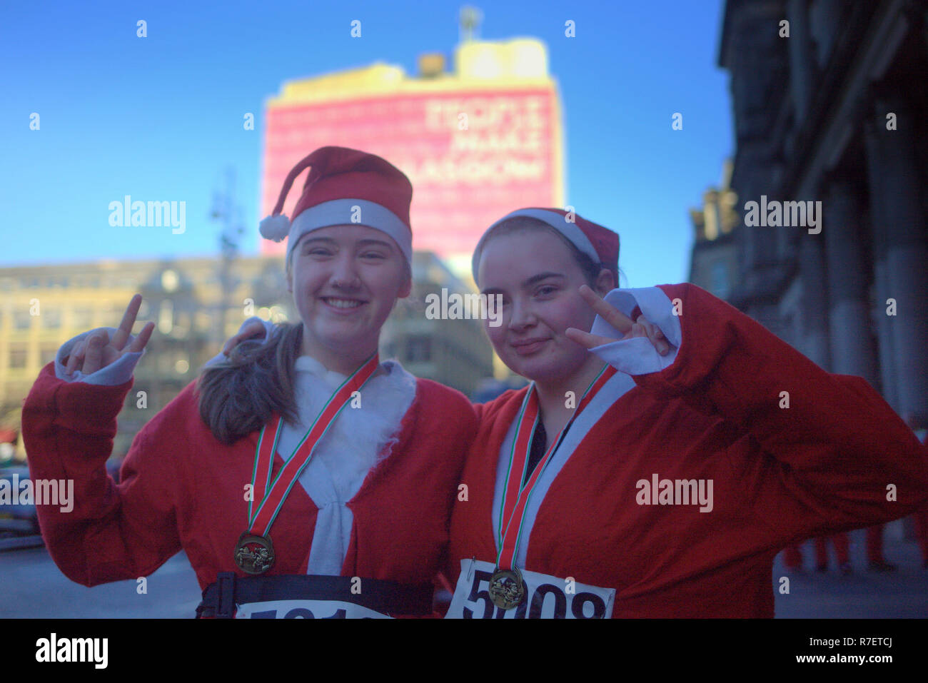 Glasgow, Schottland, UK, 9. Dezember. Santa Dash Sonntag sah der Start und das Ziel in der Mitte der Stadt in George als Weihnachtsmänner lief auf der Zielgeraden zu dann Party in der Christmas Market Square. Kredit Gerard Fähre / alamy Nachrichten Stockfoto