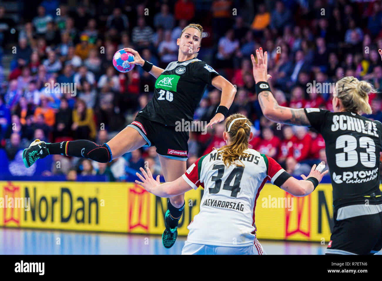 09. Dezember 2018 Frankreich (Frankreich), Nancy: Handball, Frauen: EM, Ungarn - Deutschland Hauptrunde, Gruppe 2, 2. Spieltag am Palais des Sports. In Deutschland Emily Bölk (l) throws gegen Ungarns Rea Meszaros (M). Auf der rechten Seite ist Luisa Schulze aus Deutschland. Foto: Marco Wolf/wolf-sportfoto/dpa Stockfoto