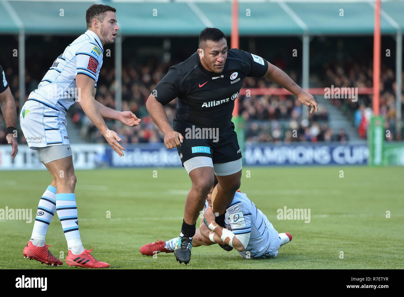 Mako Vunipola der Sarazenen ist während der europäischen Champions Cup Match zwischen Sarazenen und Cardiff Blau bei der Allianz Park am Sonntag, 09. Dezember 2018 in Angriff genommen. LONDON ENGLAND. (Nur redaktionelle Nutzung, eine Lizenz für die gewerbliche Nutzung erforderlich. Keine Verwendung in Wetten, Spiele oder einer einzelnen Verein/Liga/player Veröffentlichungen). Stockfoto