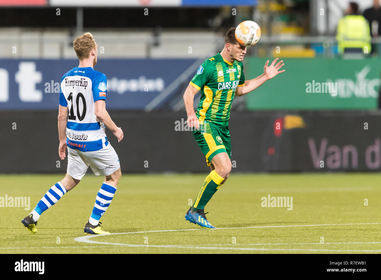 Den Haag, Niederlande, 08. Dezember 2018 Fußball-niederländischen Eredivisie: ADO Den Haag v De Graafschap L-R: Stef Nijland van De Graafschap, Nick Kuipers van ADO Den Haag Stockfoto