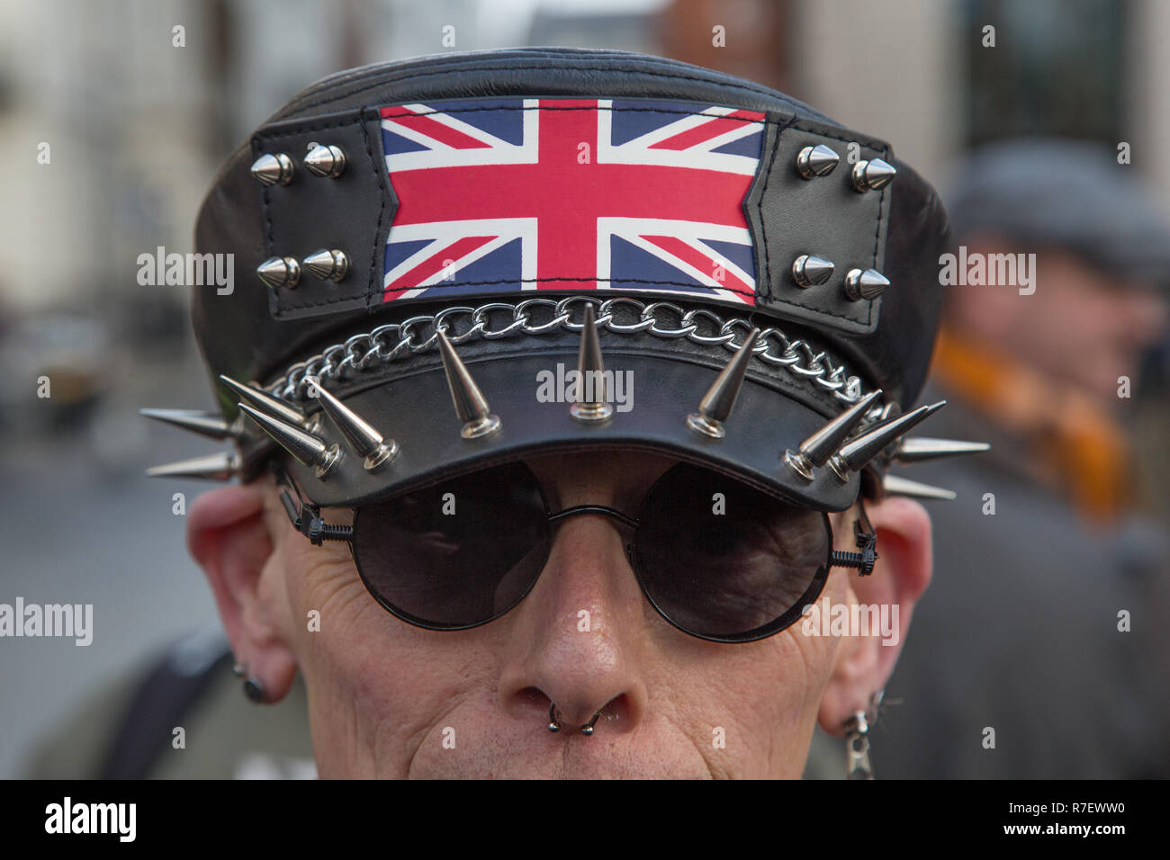 London, Großbritannien. 9. Dezember 2018. die Demonstranten März durch London auf der UKIP-Brexit Verrat Demonstration gesichert wie die entscheidende Abstimmung über die Brexit Deal im Unterhaus Webstühle.. Credit: Thabo Jaiyesimi/Alamy leben Nachrichten Stockfoto