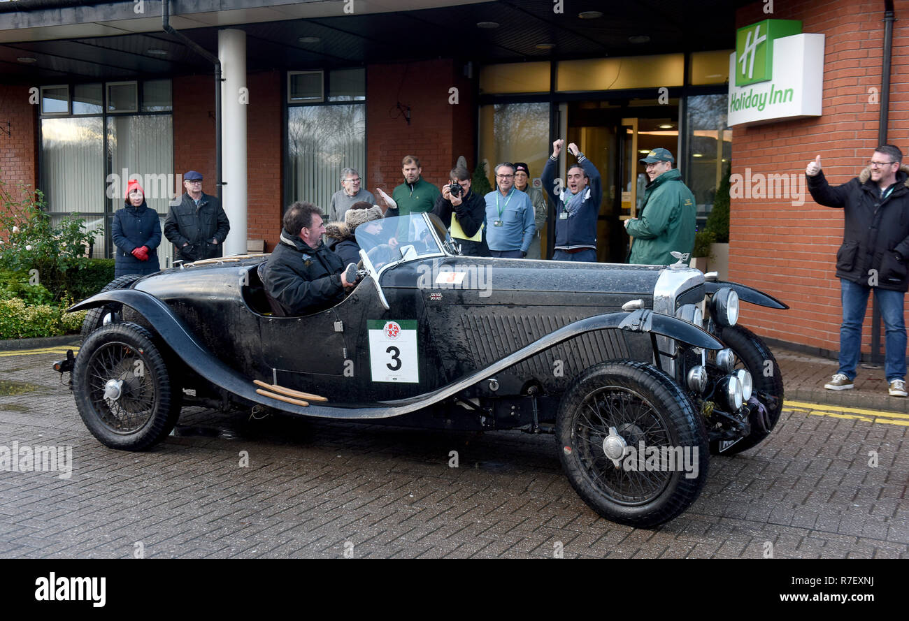 Telford, Großbritannien. 9. Dezember 2018. Elliot Dale und Navigator Charlotte Ryall ab der dritten Etappe der Lands End zu John O' Groats Zuverlässigkeit Rallye in Ihren 1937 4,25 Liter Bentley Derby Special. Die Veranstaltung, die von der historischen Endurance Rallying Organisation dauert 4 Tage 1450 km Fahren historische Fahrzeuge. Quelle: David Bagnall/Alamy leben Nachrichten Stockfoto