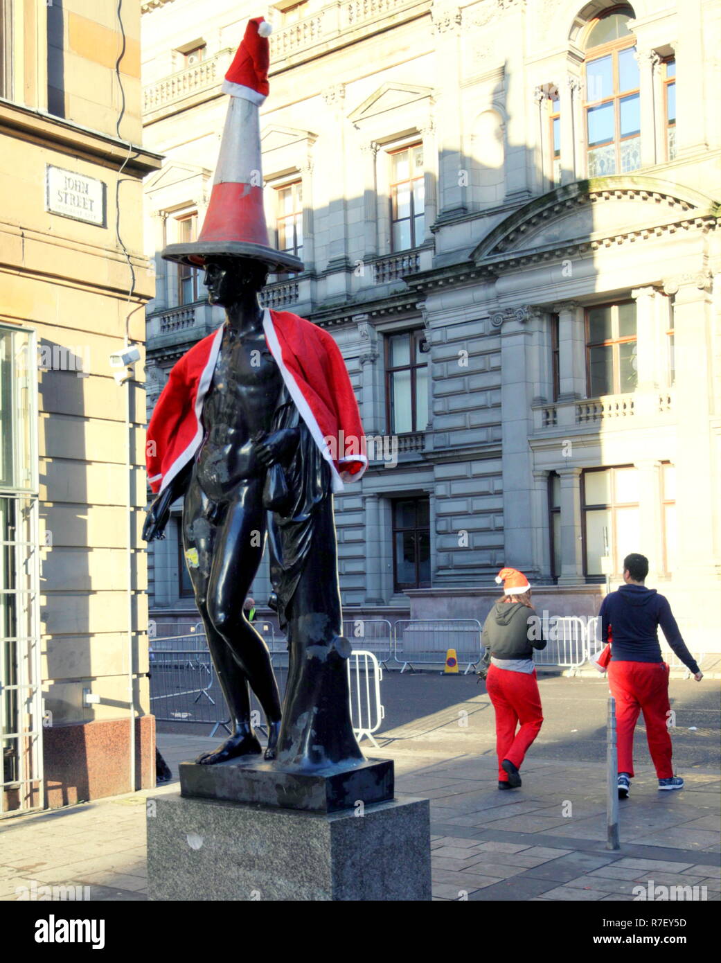 Glasgow, Schottland, UK, 9. Dezember. Santa Dash Sonntag sah der Start und das Ziel in der Mitte der Stadt in George als Passanten genießen Sie die Gott Mercury Statue bis Glasgow Stil für die Santa Sonntag gekleidet, aber ihn auch in der Merchant City ausgesetzt. Kredit Gerard Fähre / alamy Nachrichten Stockfoto