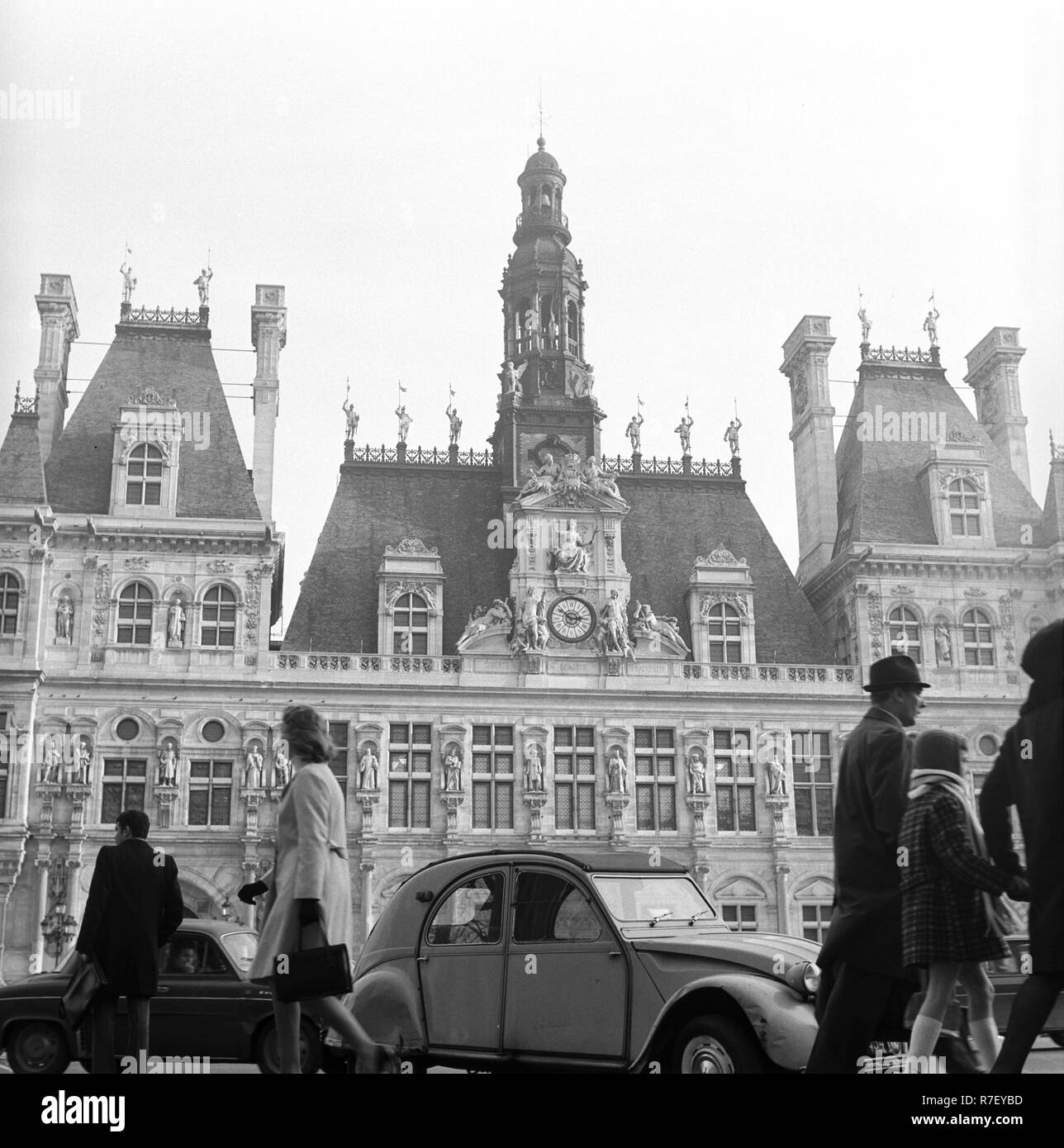 Ansicht von der Vorderseite des Hotel de Ville (Rathaus) von Paris, Frankreich, im November 1970. Das Gebäude wurde in der zweiten Hälfte des 19. Jahrhunderts in Renaissance Revival Stil erbaut, nachdem die Stadt Hall während der Pariser Kommune zerstört wurde. Foto: Wilfried Glienke | Verwendung weltweit Stockfoto