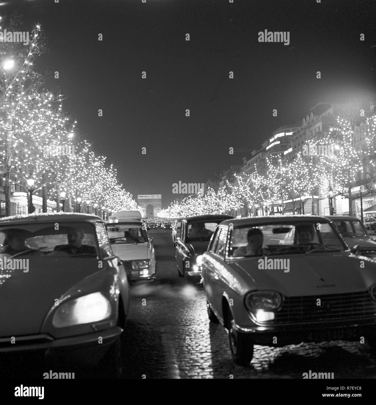 Ansicht der Feierabendverkehr auf der beleuchteten Champs-Élysées in Paris, Frankreich, im November 1970. Der Arc de Triomphe können am Ende der Straße gesehen werden. Foto: Wilfried Glienke | Verwendung weltweit Stockfoto