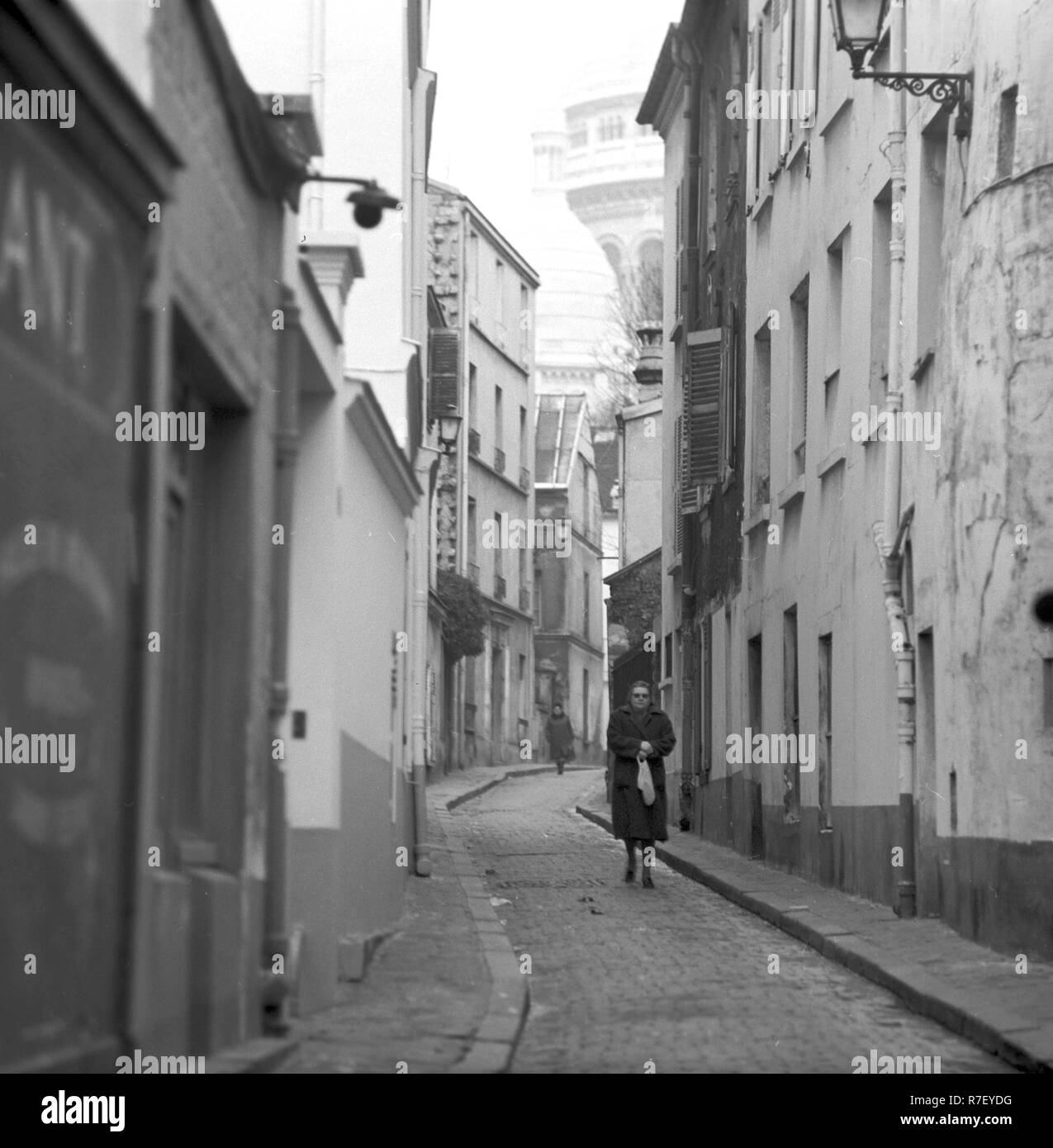 Blick auf eine Gasse im Viertel Montmartre in Paris, Frankreich, im November 1970. Im Hintergrund die Türme von Sacre Coeur gesehen werden kann. Foto: Wilfried Glienke | Verwendung weltweit Stockfoto