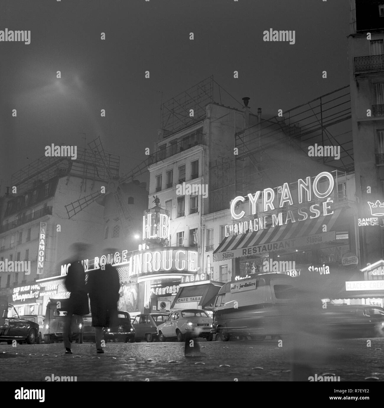 Blick auf den berühmten revuetheater 'Moulin Rouge' (l) und ein Restaurant am Place Blanche des Viertels Montmartre in Paris, Frankreich, im November 1970. Foto: Wilfried Glienke | Verwendung weltweit Stockfoto