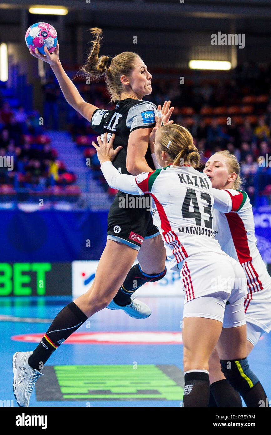 09. Dezember 2018 Frankreich (Frankreich), Nancy: Handball, Frauen: EM, Ungarn - Deutschland Hauptrunde, Gruppe 2, 2. Spieltag am Palais des Sports. Deutschlands Alicia Stolle im Duell mit Ungarischen Anita Kazai. Foto: Marco Wolf/wolf-sportfoto/dpa Stockfoto