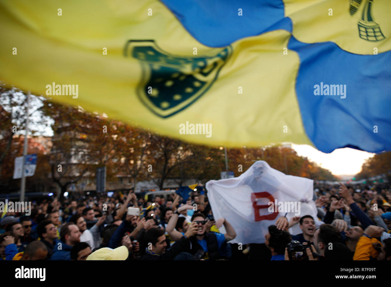 Fans von Boca Junior wartet das Stadion zu betreten. Im Estadio Santiago Bernabéu Host das zweite Bein der Finale der Copa Libertadores, zweimal, hatte aufgrund des Angriffs durch den Bus von Boca Juniors bei seiner Ankunft in der River Plate Feld am Dez 9, 2018 in Madrid, Spanien Leiden ausgesetzt werden, Stockfoto