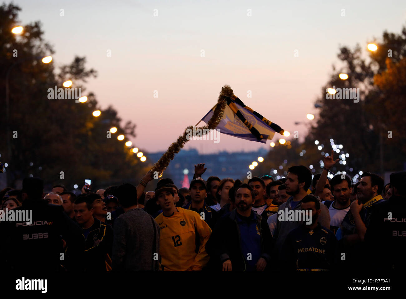 Fans von Boca Junior wartet das Stadion zu betreten. Im Estadio Santiago Bernabéu Host das zweite Bein der Finale der Copa Libertadores, zweimal, hatte aufgrund des Angriffs durch den Bus von Boca Juniors bei seiner Ankunft in der River Plate Feld am Dez 9, 2018 in Madrid, Spanien Leiden ausgesetzt werden, Stockfoto