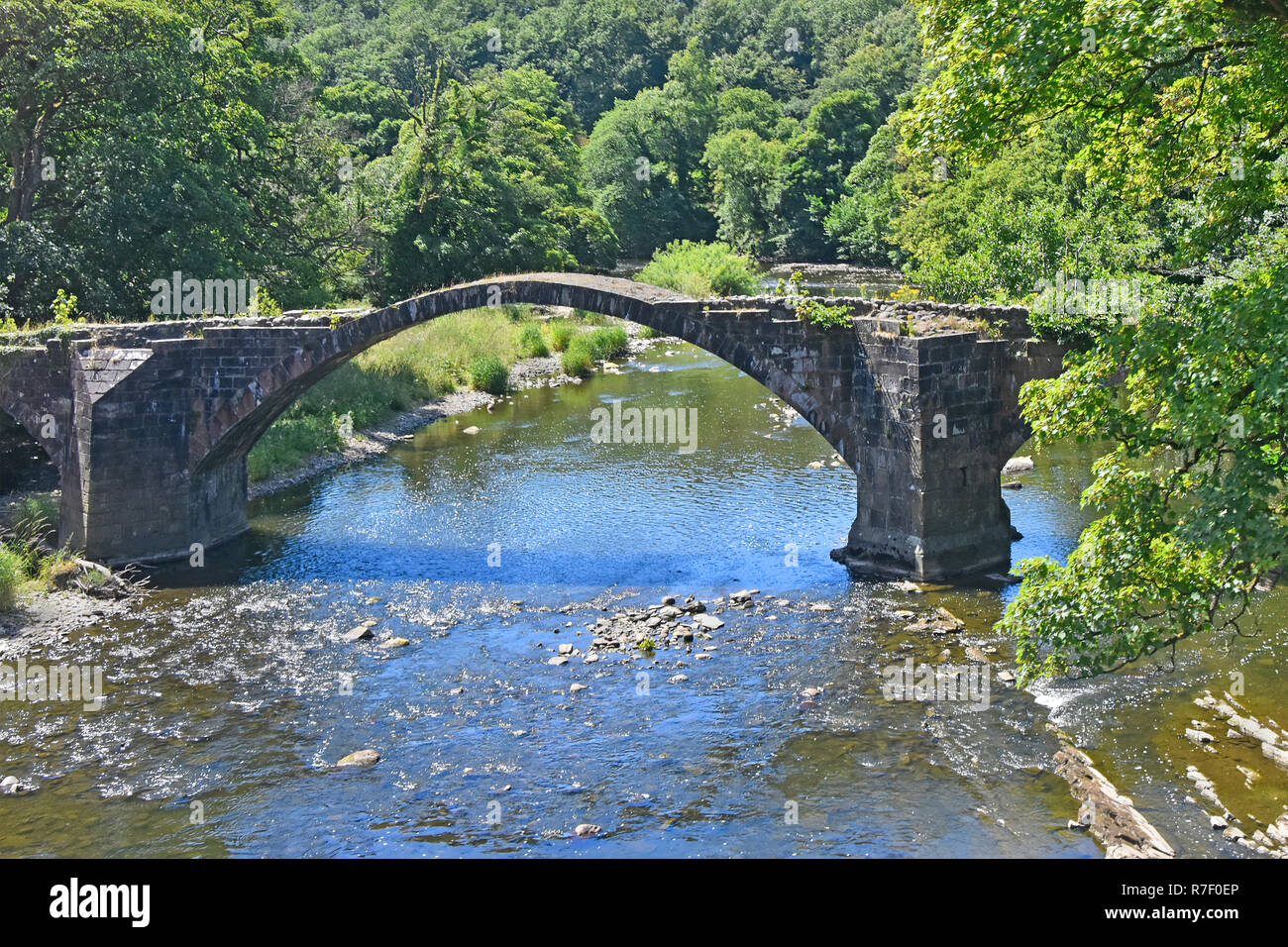 Blick auf Bogen von alten Stein schmale Pack Horse drei Bögen Brücke & bekannt als Cromwells Brücke über den Fluss Hodder Hurst Green Lancashire England Großbritannien Stockfoto