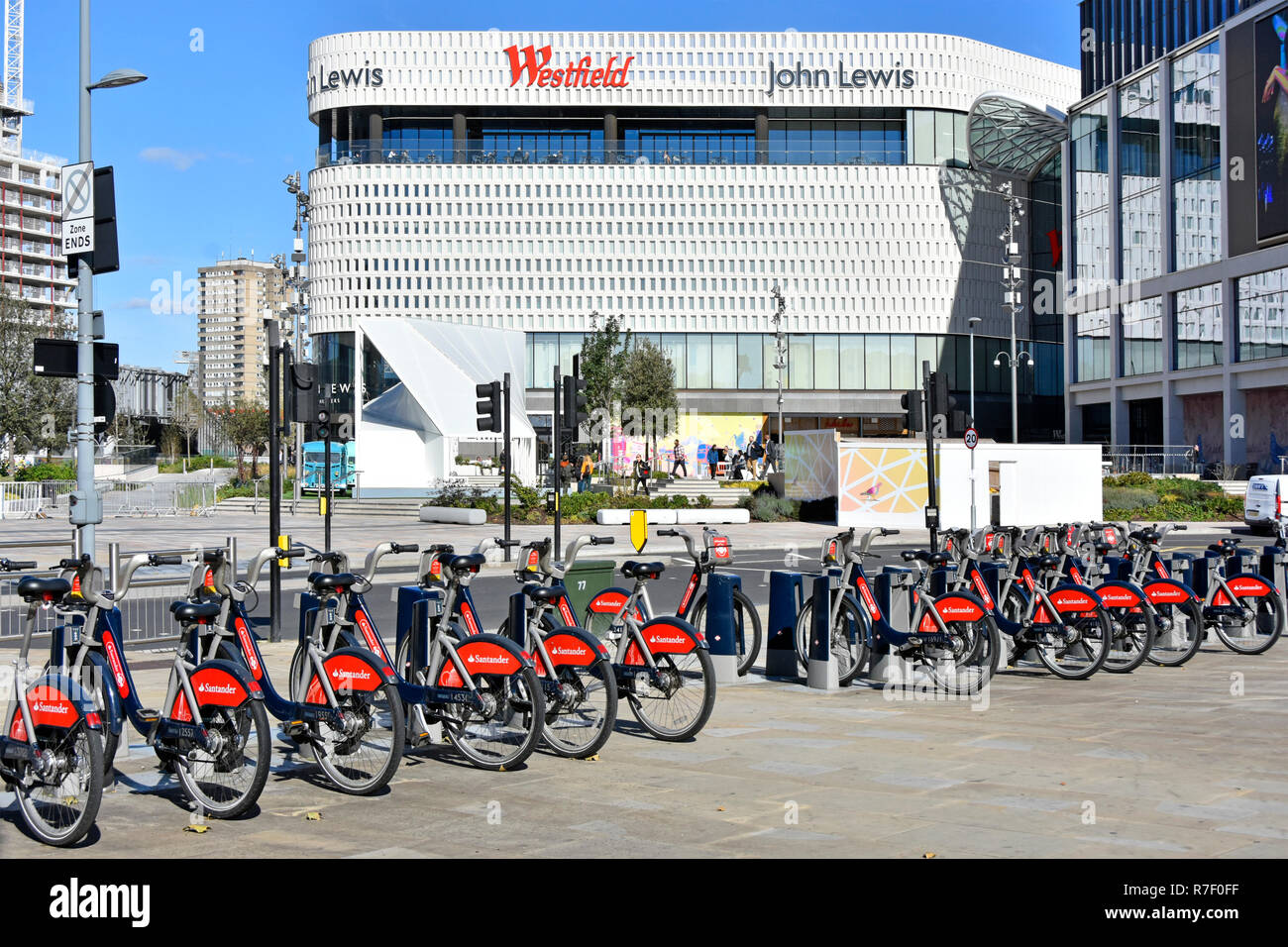 John Lewis grossen modernen Westfield White City Kaufhaus Gebäude im Shepherds Bush Westfield Shopping Center Santander Fahrradverleih London England Großbritannien Stockfoto