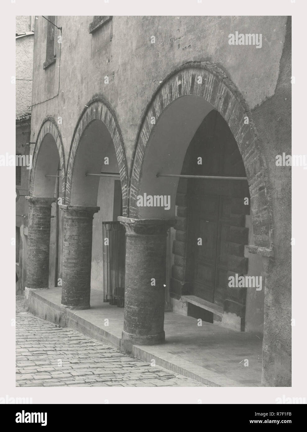 Marken Macerata San Severino Marche Teatro Feronia, dies ist mein Italien, die italienische Land der Geschichte, zwei Außenansichten der Arcade Fassade des Theaters. Stockfoto