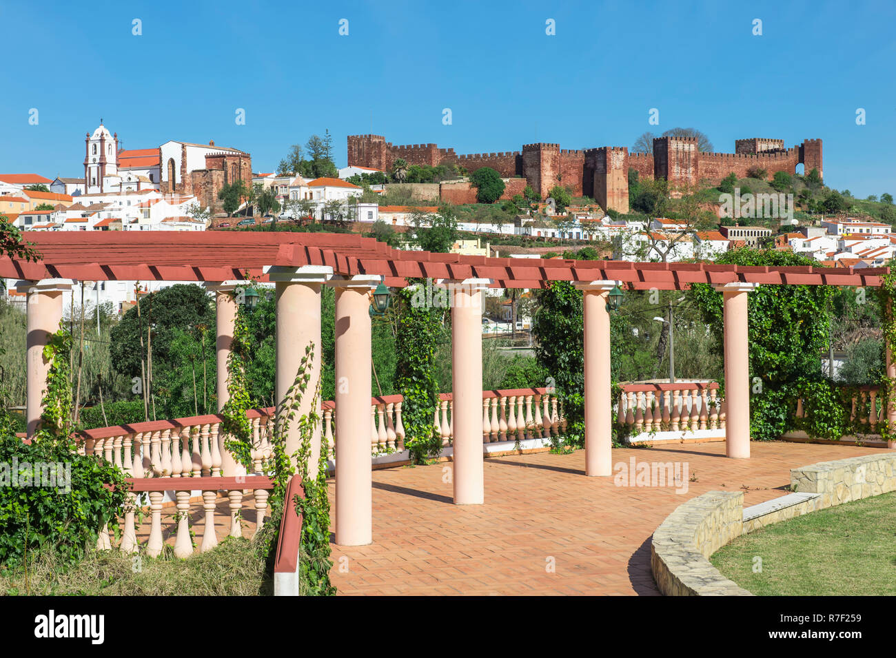 Stadtbild mit der maurischen Burg und die Kathedrale, Silves, Algarve, Portugal Stockfoto