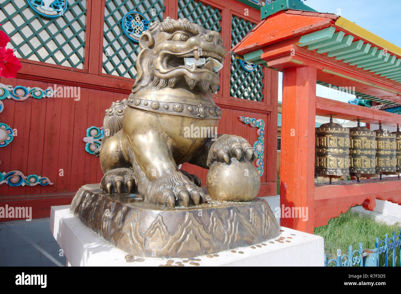 Bronzenen Löwen in der Nähe der Einfahrt zum Ivolginsky Datsan, buddhistische Tempel, Burjatien, Russland Stockfoto