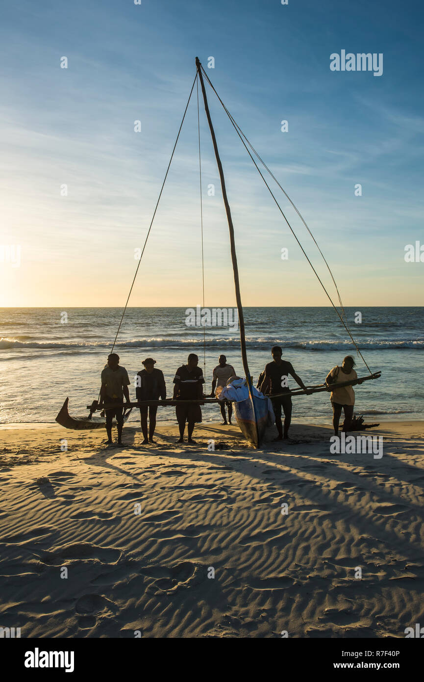 Madagassischen Fischern zurück aus einem Angelausflug, Morondava, Küsten-region, Madagaskar Stockfoto Madagassischen Fischern zurück aus einem Angelausflug, Morondava, Küsten-region, Madagaskar Stockfoto