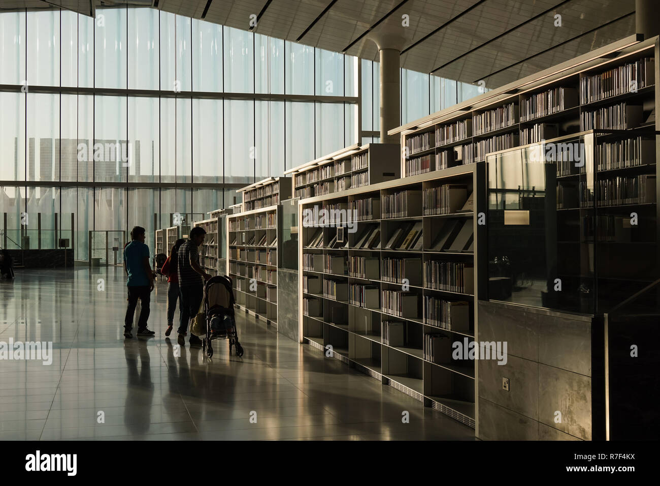 Die 45.000 Quadratmeter große Qatar National Library's state-of-the-art Gebäude, liegt im Herzen der Stadt. Weltweit renommierten Architekten Rem Koolhaas Design ähnelt zwei Papierstückchen, die auseinander gezogen sind und Diagonal an den Ecken gefaltet zu erstellen Sie eine shell-ähnliche Struktur, die Einhausung der offenen Innenraum. Der Innenraum ist so konzipiert, dass eine präzise Menge an Tageslicht zu geben und eine Verbindung zur Außenwelt aufrechtzuerhalten. Stockfoto