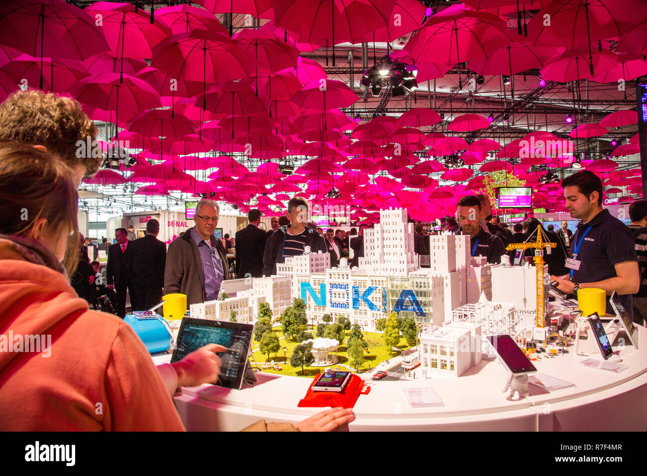 Deutsche Telekom stand, viele Rosa Schirme bilden ein Dach über den Ständer, Computer- Messe CeBIT 2014, Hannover, Niedersachsen Stockfoto