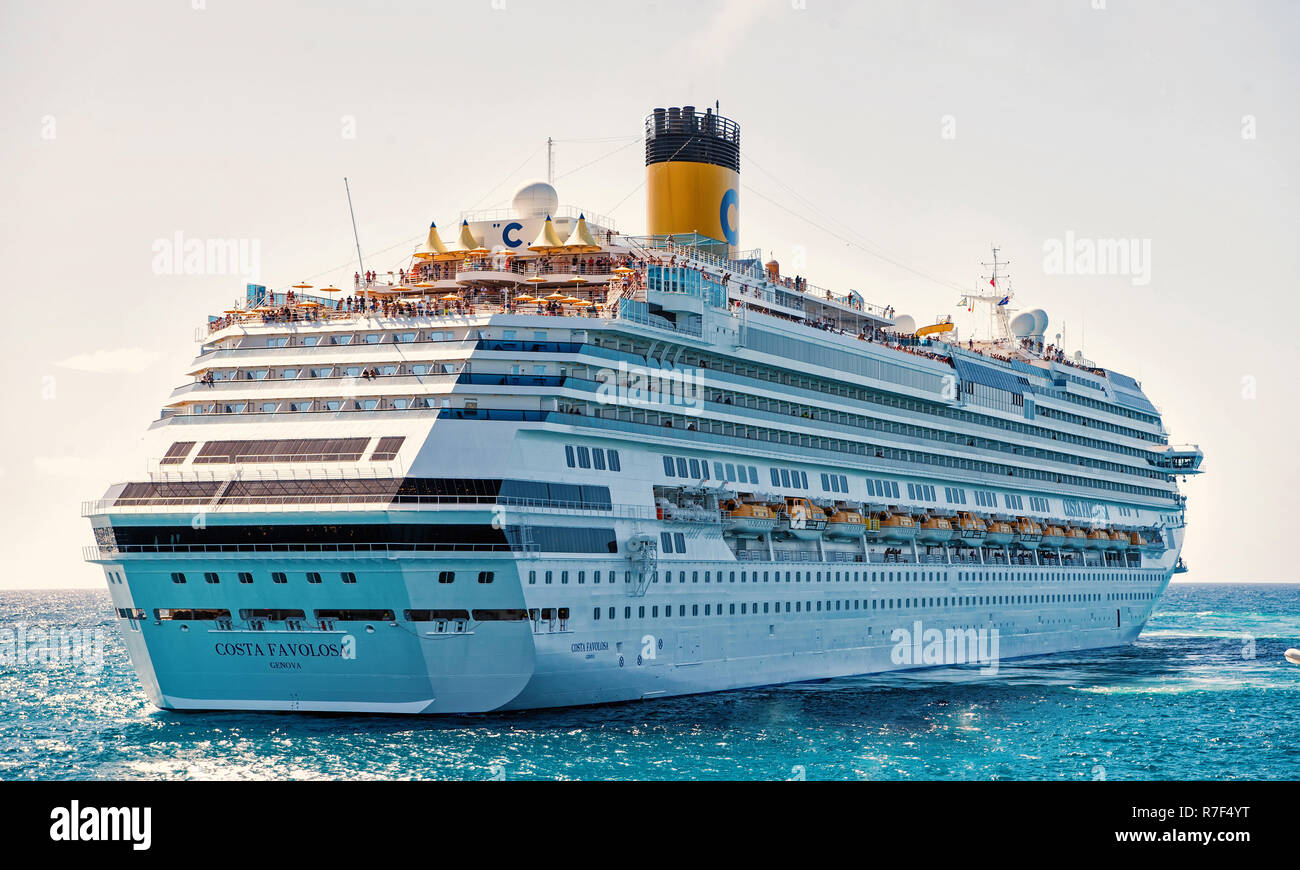 Miami, USA - Januar 24. 2016: Kreuzfahrtschiff Costa Favolosa. Große luxuriöse weiße Kreuzfahrtschiff Zwischenlage auf Meer Wasser und bewölkter Himmel Hintergrund Stockfoto