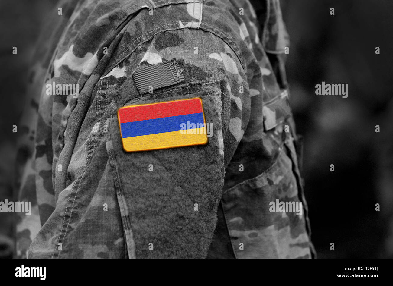 Flagge von Armenien auf Soldaten arm. Flagge von Armenien über militärische Uniformen (Collage). Stockfoto