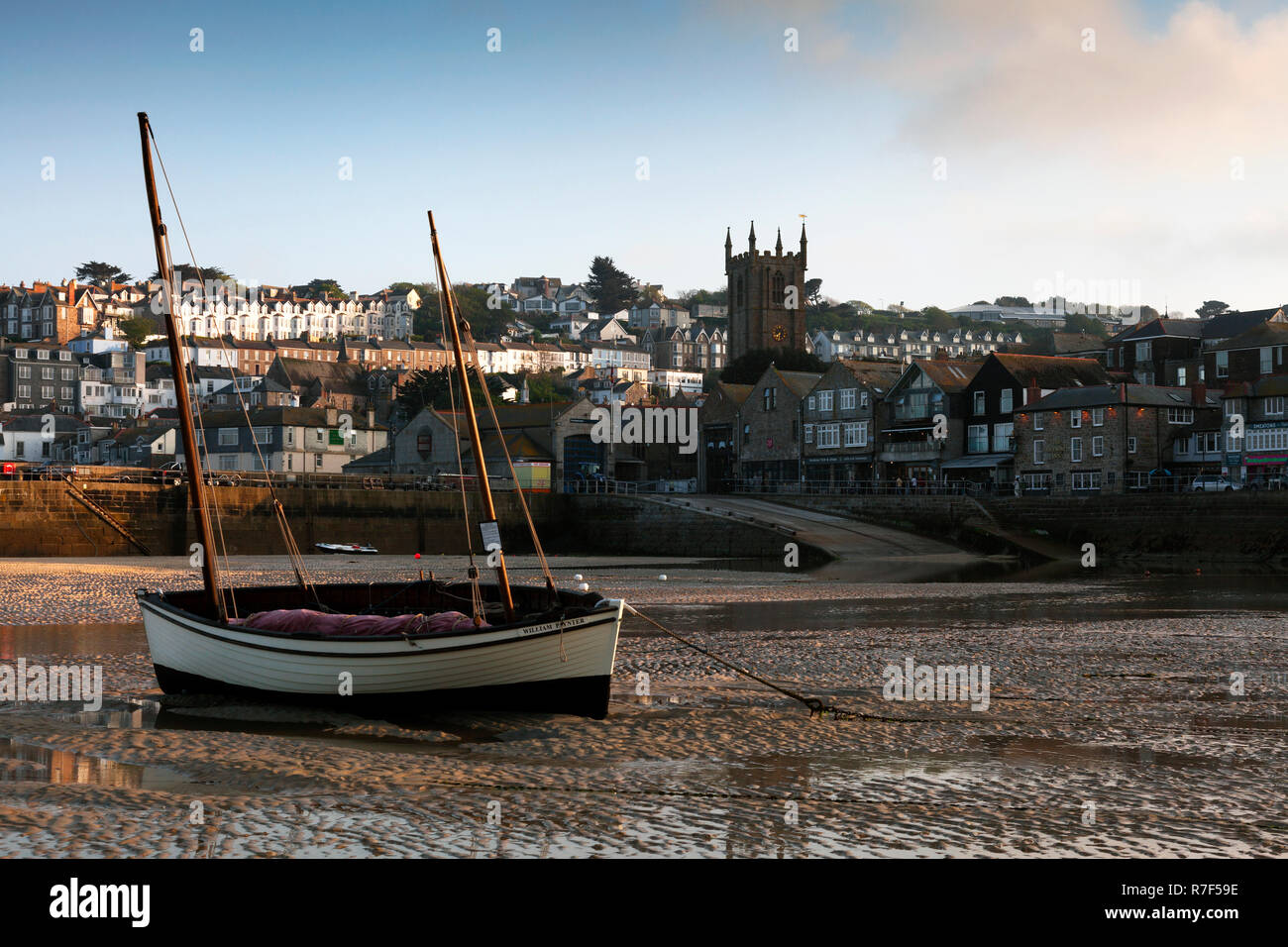 Boot im Hafen, Ebbe, St. Ives, Cornwall, England, Großbritannien Stockfoto