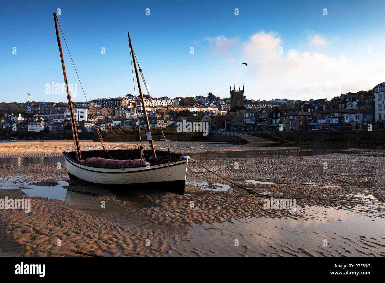 Boot im Hafen, Ebbe, St. Ives, Cornwall, England, Großbritannien Stockfoto