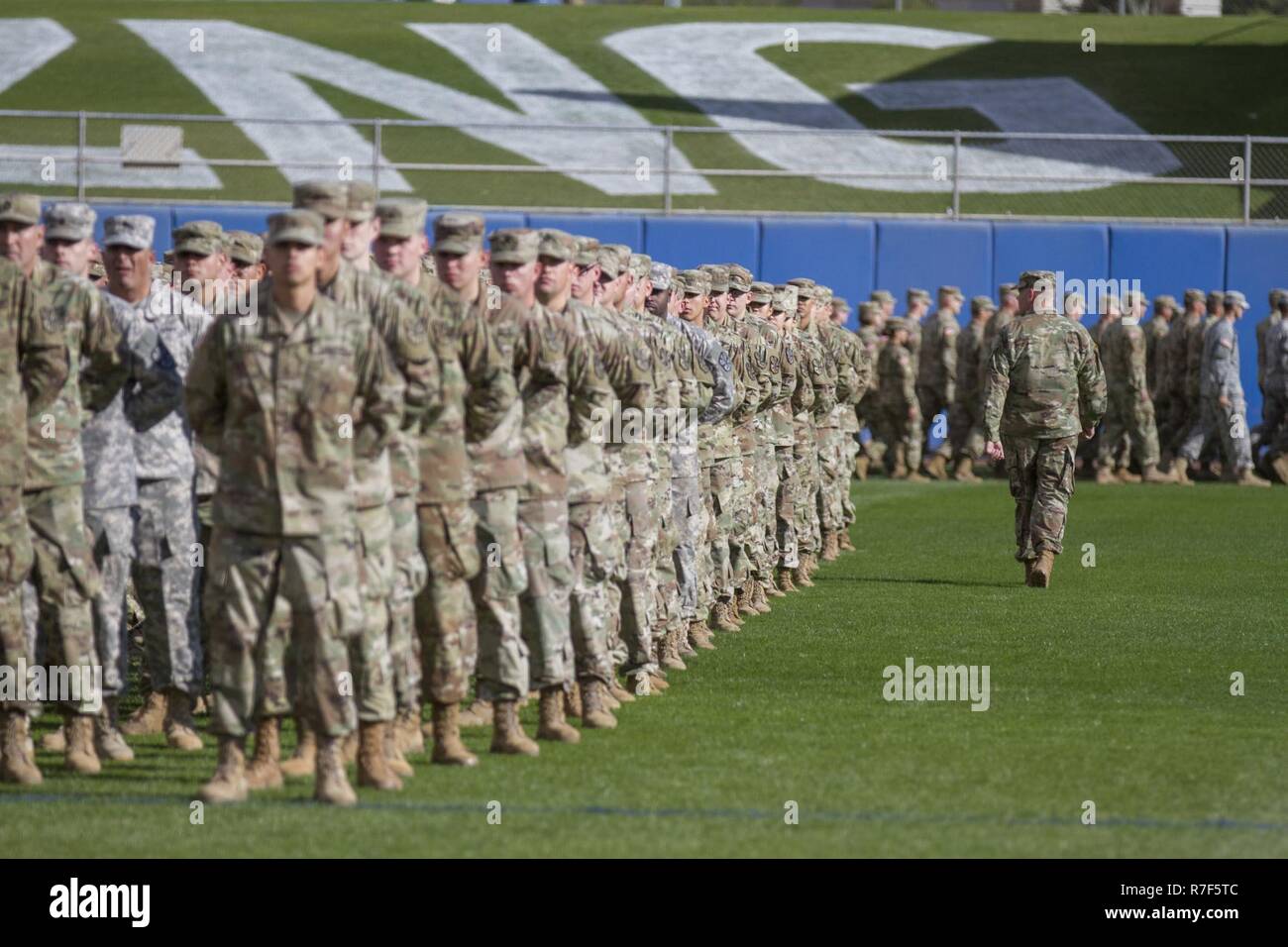 Mehr als 3800 Soldaten und Piloten bewegen in eine Masse Bildung auf dem Kino Sports Complex Feld in Tucson, Ariz. während der 2018 Pennsylvania National Guard Muster auf Dezember, 2. Die Arizona Guard Muster unterstreicht nicht nur die Leistungen von Personen, die derzeit Serving, sondern erkennt auch die mutigen Männer und Frauen, die Stolz aus der Tradition der Service eingerichtet haben. Stockfoto