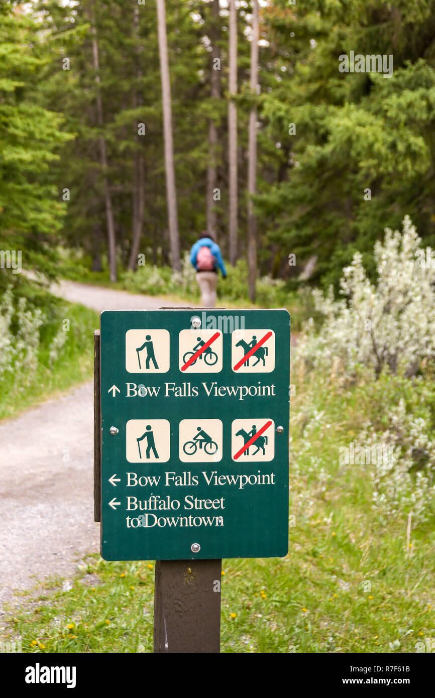 BANFF, Alberta, Kanada - Mai 2018: Neben einem Wanderweg in Banff anzeigen Besucher den Weg zum Bug fällt Sicht unterzeichnen. Stockfoto