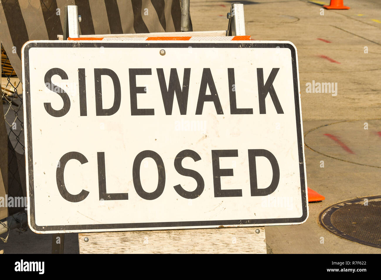 SEATTLE, WA, USA - Juni 2018: Auf einem Stadtzentrum Straße in Seattle Anmelden Information der Fußgänger die Straße wegen Bauarbeiten geschlossen ist, Stockfoto