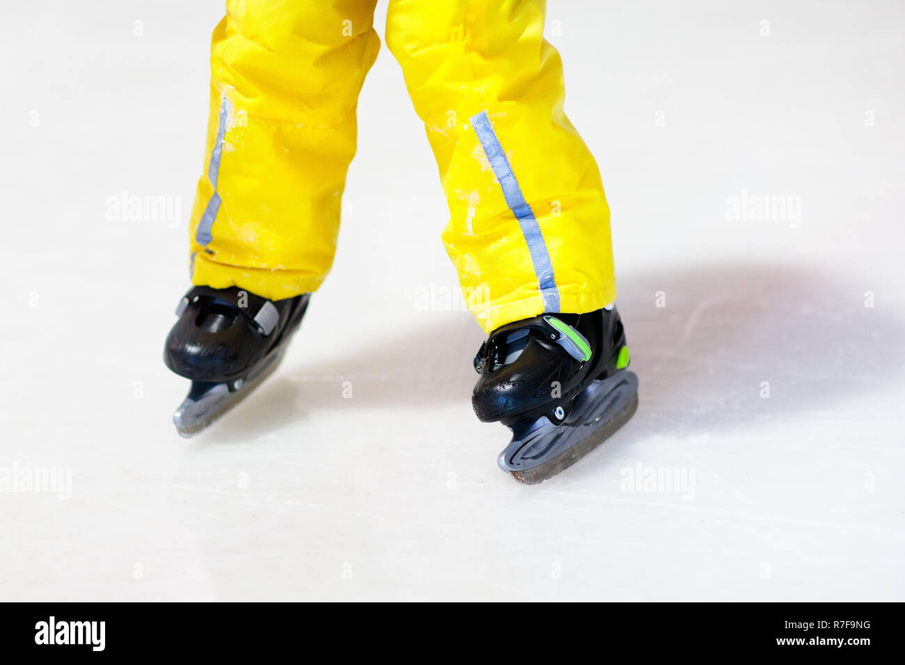 Kind eislaufen Eishalle. Kinder Skate. Aktive Familie Sport im Winter Ferienhäuser und der kalten Jahreszeit. Little Boy in bunten Verschleiß Training oder Lear Stockfoto