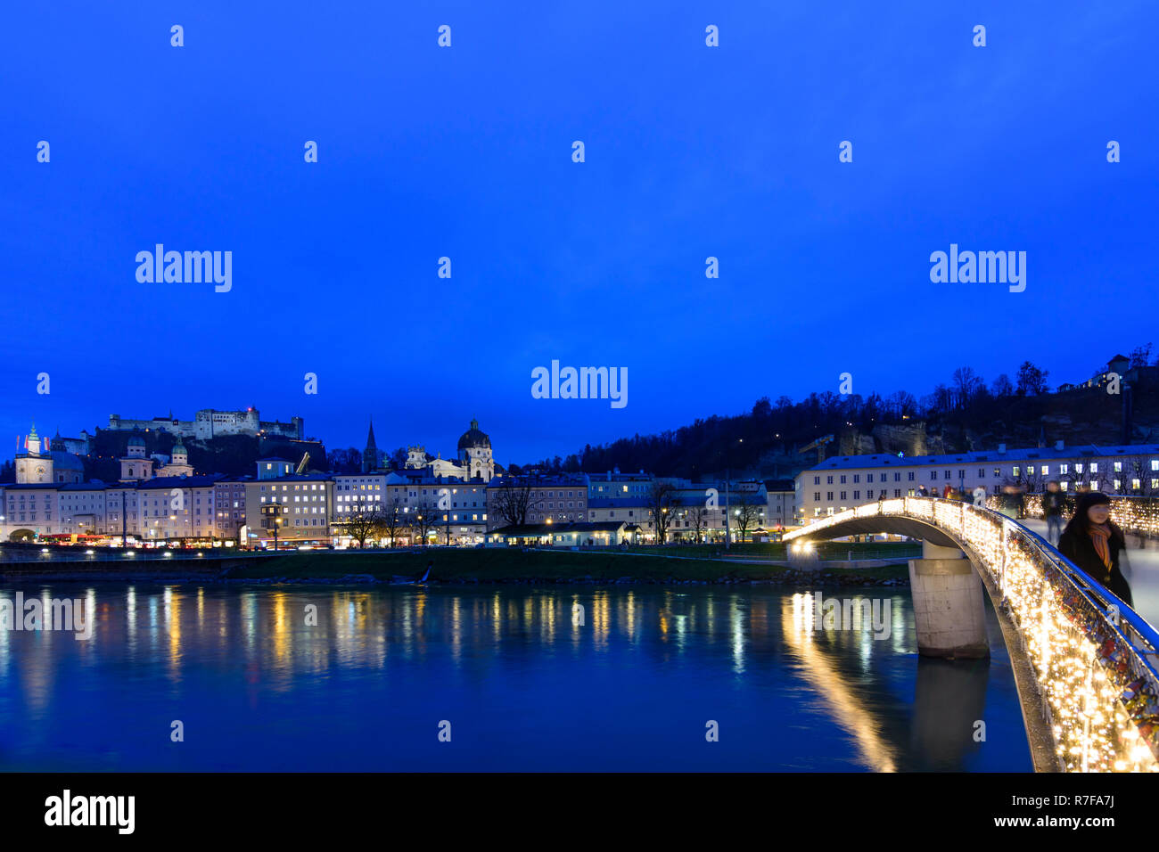 Salzburg: Weihnachtsbeleuchtung und liebe Schlösser an Brücke Markartsteg, Blick auf die Altstadt und die Burg Hohensalzburg im Flachgau, Salzburg, Österreich Stockfoto