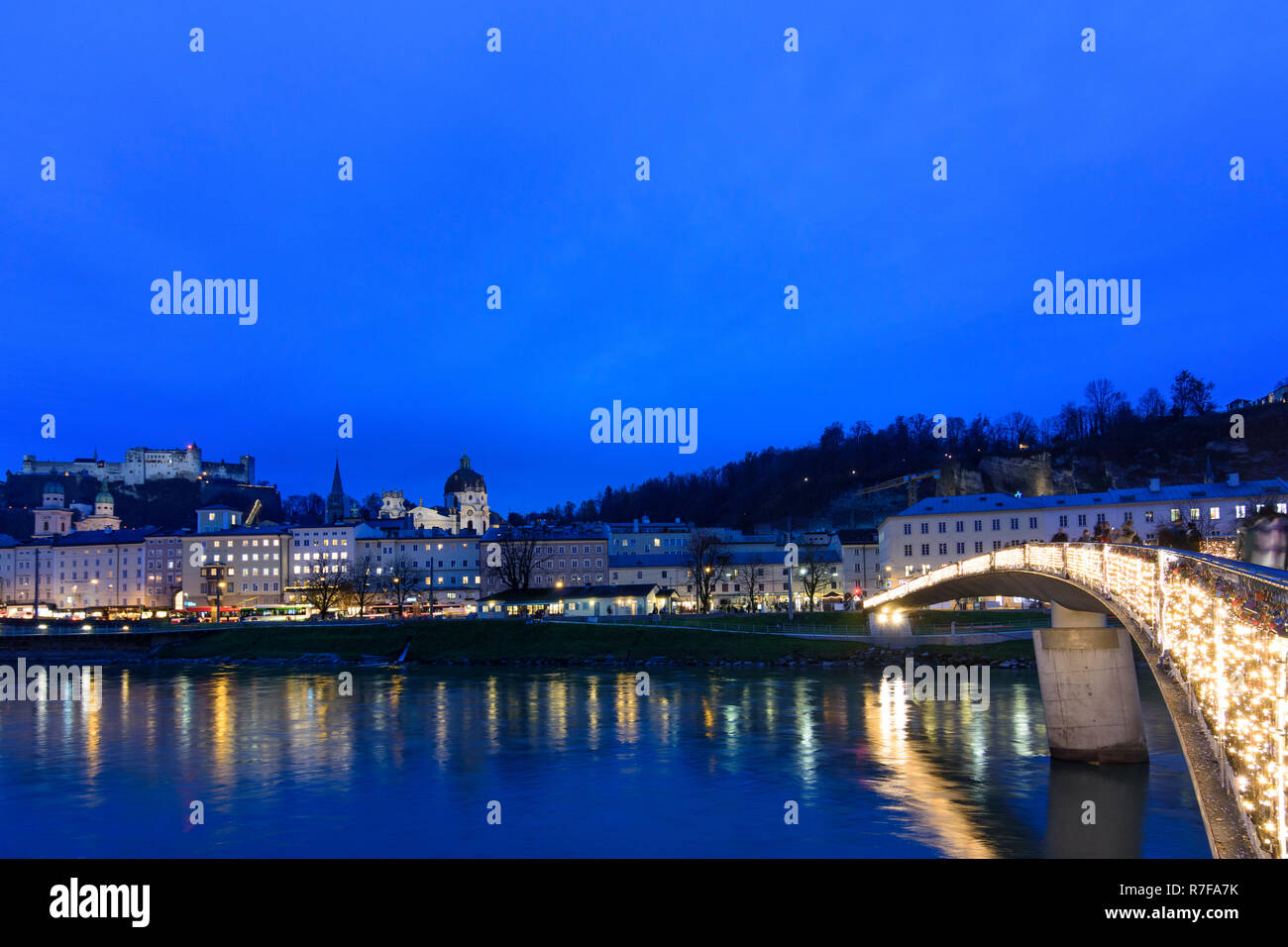 Salzburg: Weihnachtsbeleuchtung und liebe Schlösser an Brücke Markartsteg, Blick auf die Altstadt und die Burg Hohensalzburg im Flachgau, Salzburg, Österreich Stockfoto