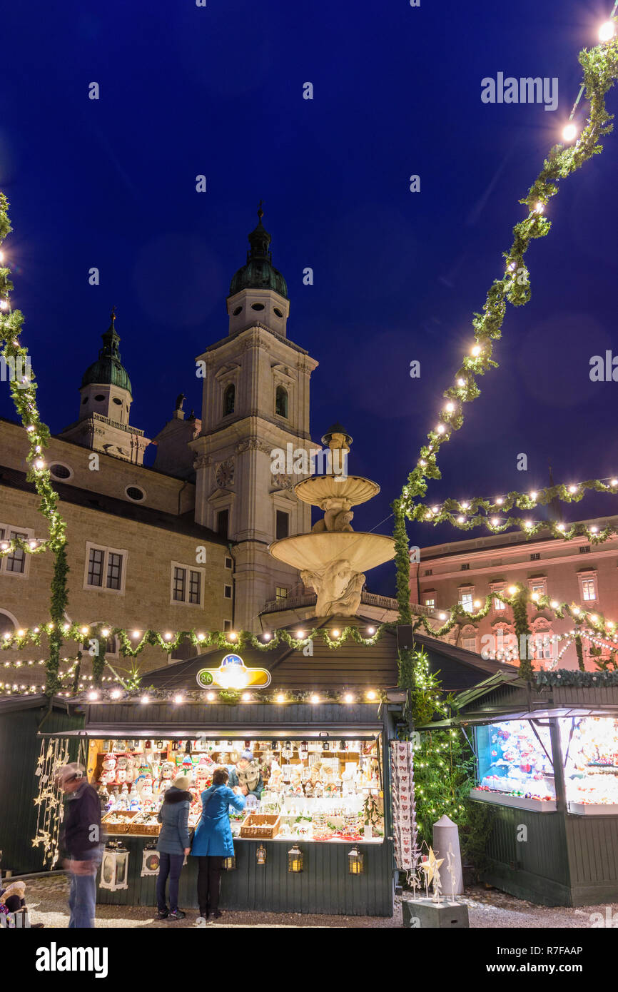 Salzburg: Weihnachtsmarkt Christkindlmarkt (christkindl-markt) bei Square Residenzplatz, in den Dom (Kathedrale), Weihnachtsbeleuchtung im Flachgau, Salzbu Stockfoto