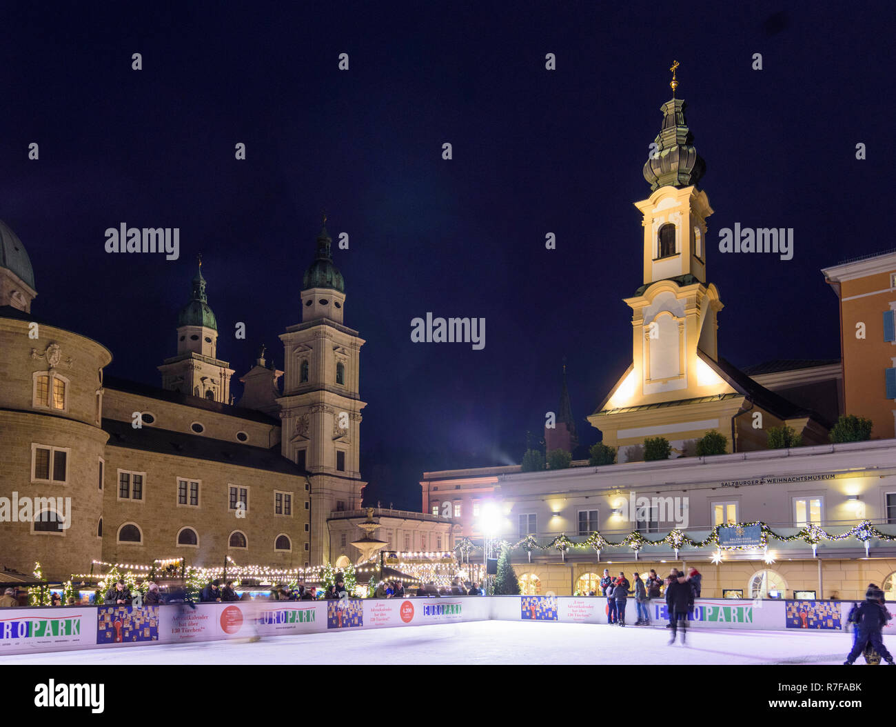 Salzburg: Eisbahn neben Weihnachtsmarkt Christkindlmarkt (christkindl-markt) bei Square Mozartplatz, im Dom (Kathedrale) und Franziskanerkirche Stockfoto