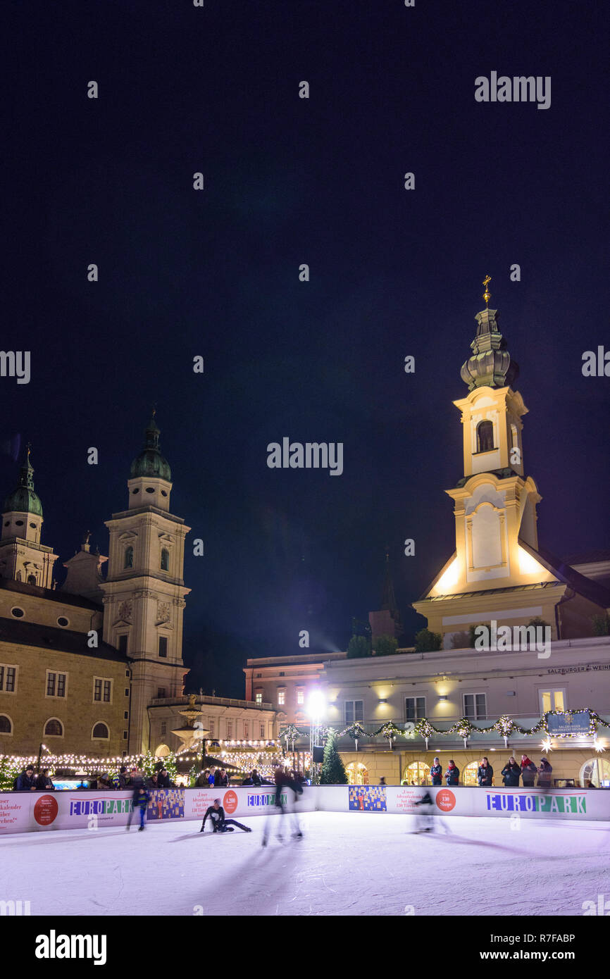 Salzburg: Eisbahn neben Weihnachtsmarkt Christkindlmarkt (christkindl-markt) bei Square Mozartplatz, im Dom (Kathedrale) und Franziskanerkirche Stockfoto
