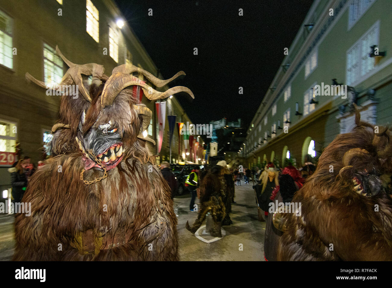 Salzburg: Krampuslauf (Krampus-Lauf, Perchtenlauf, Krampus, Maske Prozession) in der Altstadt in der Straße, in der hofstallgasse zurück Burg Hohensalzburg Stockfoto