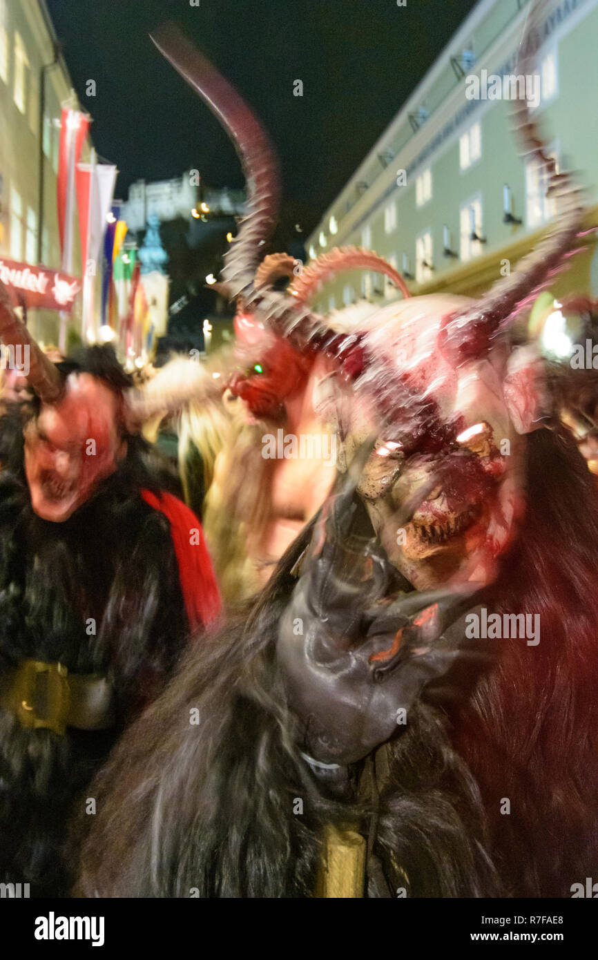 Salzburg Krampuslauf (KrampusLauf, Perchtenlauf, Krampus, Maske Prozession) in der Altstadt in