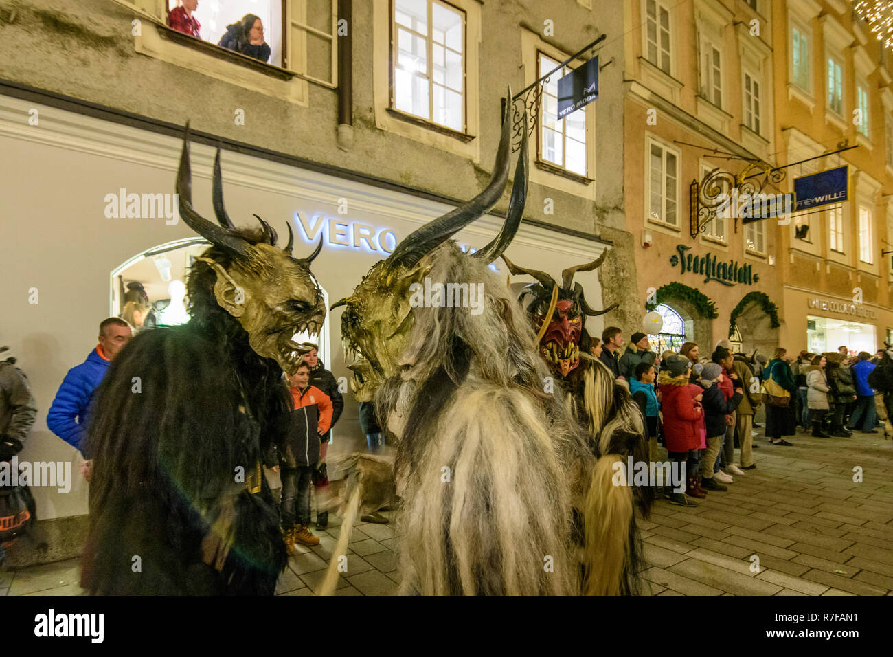 Salzburg: Krampuslauf (Krampus-Lauf, Perchtenlauf, Krampus, Maske Prozession) in der Altstadt in der Getreidegasse Gasse im Flachgau, Salzburg, Österreich Stockfoto