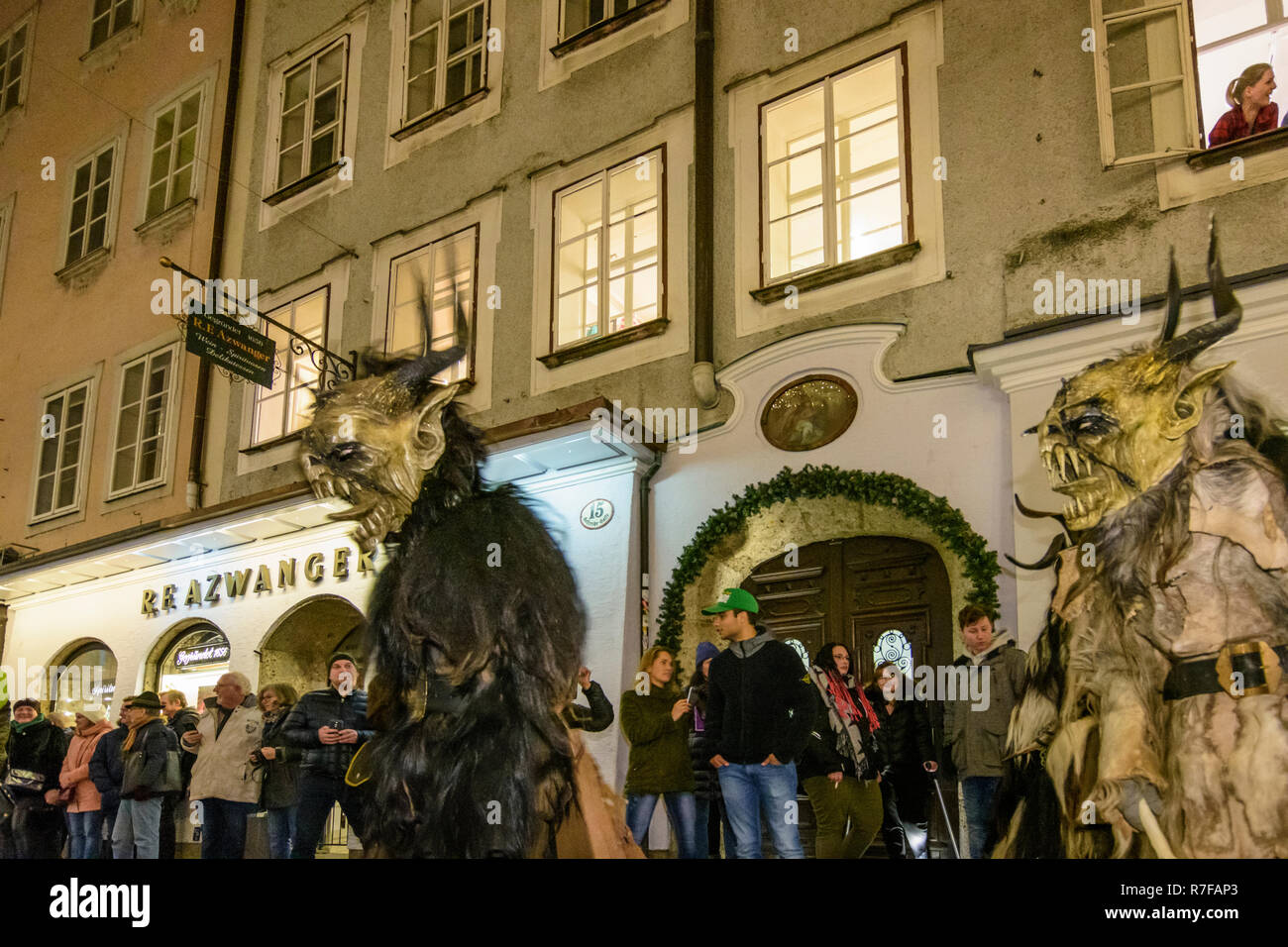 Salzburg: Krampuslauf (Krampus-Lauf, Perchtenlauf, Krampus, Maske Prozession) in der Altstadt in der Getreidegasse Gasse im Flachgau, Salzburg, Österreich Stockfoto
