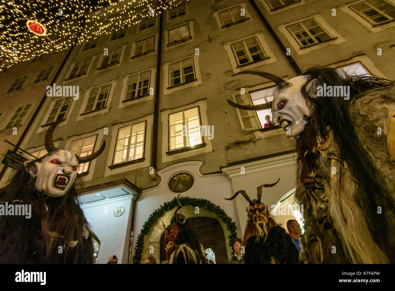 Salzburg: Krampuslauf (Krampus-Lauf, Perchtenlauf, Krampus, Maske Prozession) in der Altstadt in der Getreidegasse Gasse im Flachgau, Salzburg, Österreich Stockfoto