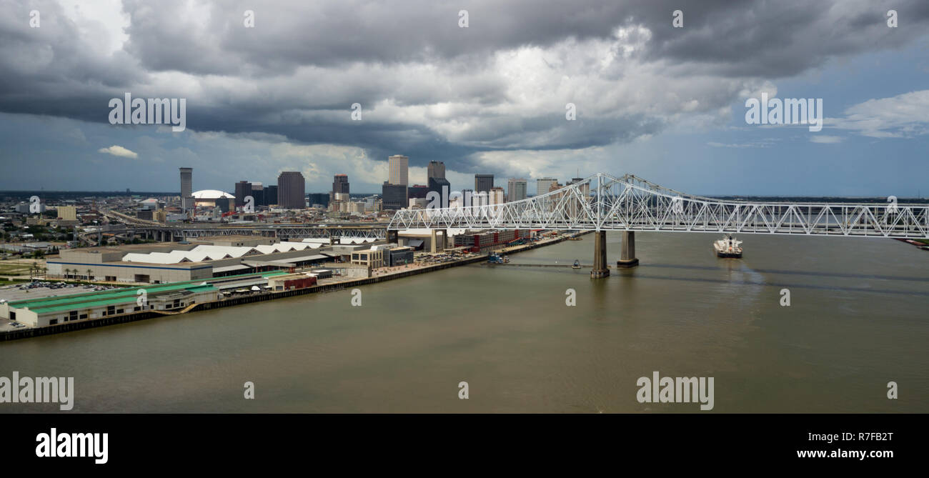 Der Mississippi River fließt sanft über die Downtown Skyline der Stadt Waterfront von New Orleans, Louisiana Stockfoto