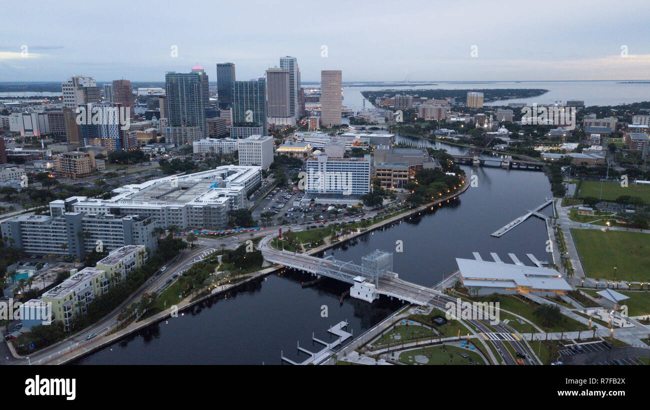 Florida's grösste Stadt Skyline in Tampa an der Westküste wird hier als Nacht gezeigt fällt Stockfoto