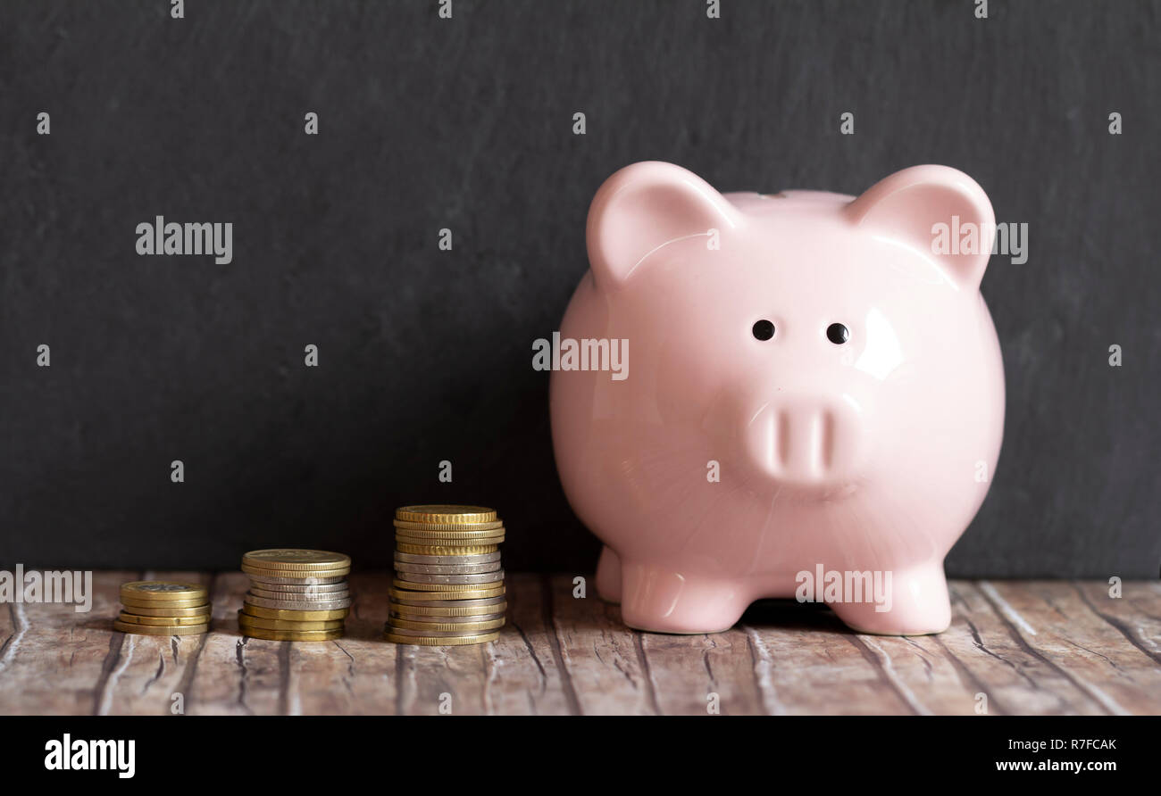 Piggy Bank und Stapel von Münzen Stockfoto